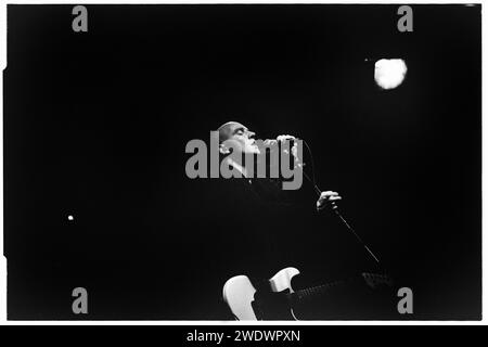 THE BOO RADLEYS, GLASTONBURY 1994: Sänger Sice – echter Name Simon Rowbottom – der Band The Boo Radleys auf der NME Stage beim Glastonbury Festival, Pilton, England, am 25. Juni 1994. Foto: ROB WATKINS. INFO: The Boo Radleys, eine britische Alternative Rock Band, die in den späten 80er Jahren gegründet wurde, vermischte Shoegaze und Dream Pop. Mit Hits wie „Wake Up Boo!“ Und Alben wie „Giant Steps“ hinterließen einen unauslöschlichen Eindruck in der 90er Jahre-Szene und im Britpop. Stockfoto