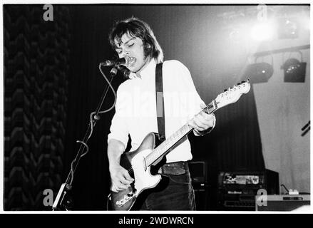 SUPERGRASS, BBC SOUND CITY, 1995: A Young Gaz Coombes of Supergrass spielen die Anson Rooms, die am 17. April 1995 ihr Debütalbum I Should Coco an der Bristol University in Bristol (England) als Teil von BBC Sound City promoten. Foto: Rob Watkins. INFO: Supergrass, eine britische Rockband, die 1993 gegründet wurde, erlangte mit energiegeladenen und eingängigen Songs Berühmtheit. Hits wie „Alright“ und Alben wie „I Should Coco“ kennzeichneten ihre zentrale Rolle in der Britpop-Bewegung und zeigten ihren ansteckenden Sound und jugendlichen Überschwang. Stockfoto