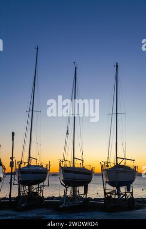 Yachten aus dem Wasser im Dalgety Bay Segelclub bei Sonnenaufgang Stockfoto