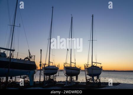 Yachten aus dem Wasser im Dalgety Bay Segelclub bei Sonnenaufgang Stockfoto