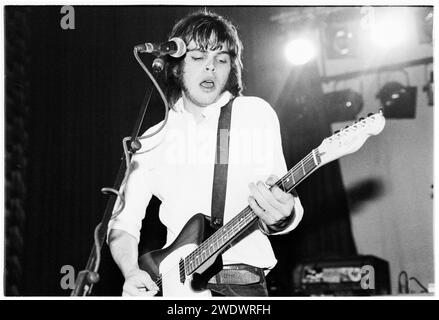 SUPERGRASS, BBC SOUND CITY, 1995: A Young Gaz Coombes of Supergrass spielen die Anson Rooms, die am 17. April 1995 ihr Debütalbum I Should Coco an der Bristol University in Bristol (England) als Teil von BBC Sound City promoten. Foto: Rob Watkins. INFO: Supergrass, eine britische Rockband, die 1993 gegründet wurde, erlangte mit energiegeladenen und eingängigen Songs Berühmtheit. Hits wie „Alright“ und Alben wie „I Should Coco“ kennzeichneten ihre zentrale Rolle in der Britpop-Bewegung und zeigten ihren ansteckenden Sound und jugendlichen Überschwang. Stockfoto