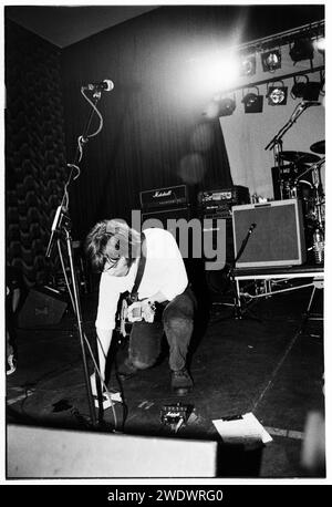 SUPERGRASS, BBC SOUND CITY, 1995: A Young Gaz Coombes of Supergrass spielen die Anson Rooms, die am 17. April 1995 ihr Debütalbum I Should Coco an der Bristol University in Bristol (England) als Teil von BBC Sound City promoten. Foto: Rob Watkins. INFO: Supergrass, eine britische Rockband, die 1993 gegründet wurde, erlangte mit energiegeladenen und eingängigen Songs Berühmtheit. Hits wie „Alright“ und Alben wie „I Should Coco“ kennzeichneten ihre zentrale Rolle in der Britpop-Bewegung und zeigten ihren ansteckenden Sound und jugendlichen Überschwang. Stockfoto