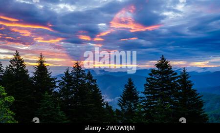 Malerischer Sonnenaufgang in den Smokey Mountains vom Blue Ridge Parkway aus gesehen Stockfoto