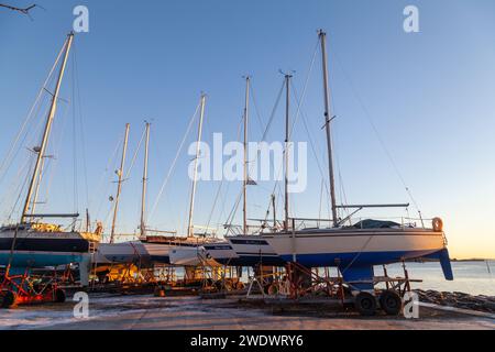 Yachten aus dem Wasser für den Winter im Segelclub Dalgety Bay Stockfoto