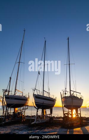 Yachten aus dem Wasser im Dalgety Bay Segelclub bei Sonnenaufgang Stockfoto