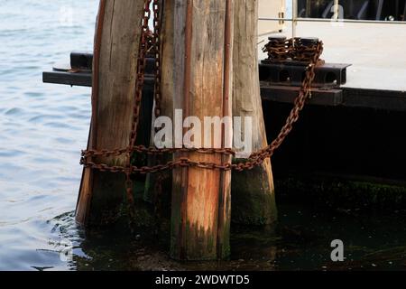 Ketten, die Schiffe am Pier sichern. Hochwertige Fotos Stockfoto