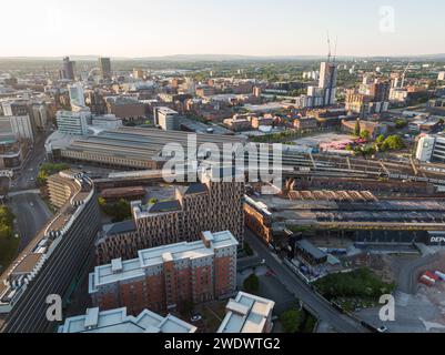 Luftaufnahme des Bahnhofs Manchester Piccadilly mit Mayfield Depot vor dem Hotel und Ancoats und Stadtzentrum, Großbritannien Stockfoto