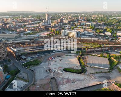 Luftaufnahme des Mayfield Park-Standorts vor dem Bau mit dem Bahnhof Manchester Piccadilly mit Ancoats, Manchester, UK in der Ferne Stockfoto