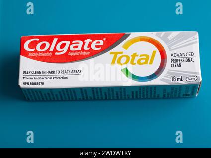 Colgate Zahnpasta kleine Dose Verpackung Stockfoto