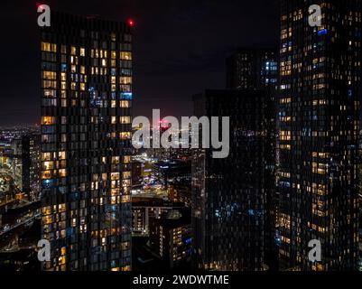 Nächtliche Luftaufnahme aus der Nähe der Wohntürme am Deansgate Square in Manchester mit Lichtern und dem Stadtzentrum dahinter Stockfoto