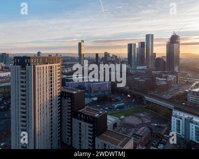 Luftbild bei einem kalten Wintersonnenaufgang von einem Regent im Vordergrund mit einer Eisenbahnlinie über den Mancunian Way, Castlefield & Manchester City Centre Stockfoto