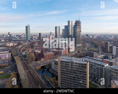 Luftbild: Kelso Place & Timber Wharf mit Eisenbahnlinie über Mancunian Way, Castlefield & New Jackson mit dem Stadtzentrum von Manchester dahinter Stockfoto