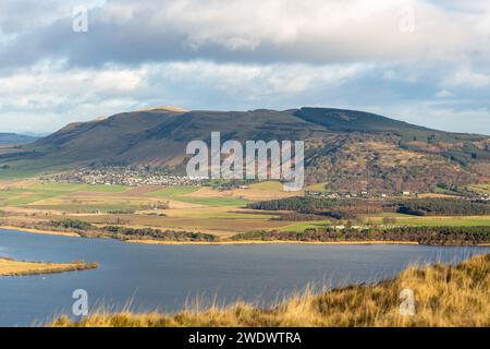 Blick auf Bishop Hill von Benarty Hill mit Loch Leven und St. Serfs Island Stockfoto
