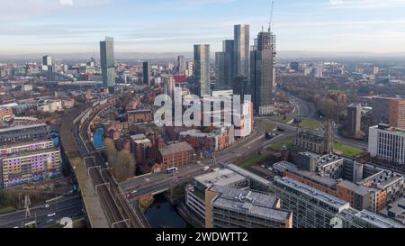 Panoramaaufnahme mit einer Eisenbahn- und Straßenbahnlinie über den Mancunian Way, Castlefield und New Jackson mit dem Stadtzentrum von Manchester dahinter Stockfoto