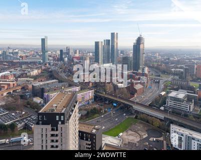 Luftbild mit einem Regenten im Vordergrund mit einer Eisenbahnlinie über den Mancunian Way, Castlefield & New Jackson mit dem Stadtzentrum von Manchester dahinter Stockfoto