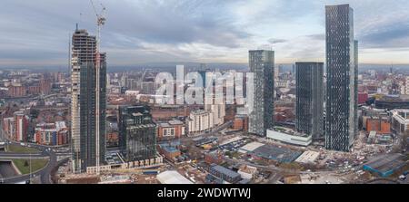 Panoramaaufnahme der Bauarbeiten an der Crown Street mit den Türmen am Deansgate Square und dem größeren Stadtteil New Jackson im Stadtzentrum von Manchester, Großbritannien Stockfoto
