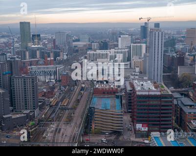 Luftbild mit Blick auf die Hauptbahnlinie nach Manchester Victoria und in Richtung Salford Stadtzentrum, Großbritannien, einschließlich New Bailey & Trinity Riverside Stockfoto