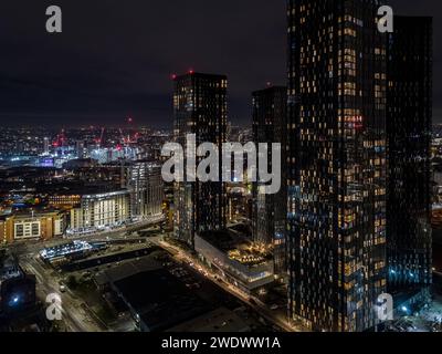 Nächtliches Luftbild der Apartmenttürme am Deansgate Square mit dem breiteren Stadtzentrum von Manchester im Hintergrund Stockfoto