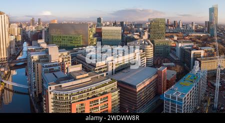 Panoramabild der Drohne von Spinningfields und dem Fluss Irwell im Stadtzentrum von Manchester zur goldenen Stunde Stockfoto