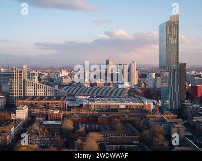 Luftbild des Beetham Tower, Great Northern Warehouse und Manchester Central im Stadtzentrum von Manchester, Großbritannien, aufgenommen zur goldenen Stunde Stockfoto