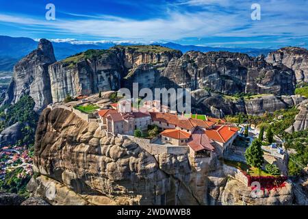 Aus der Vogelperspektive des Klosters Hagia Triada („Heilige Dreifaltigkeit“), eines der 6 noch „aktiven“ Klöster in Meteora, Trikala, Thessalien, Griechenland. Stockfoto
