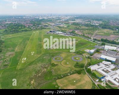 Luftbild des Flugplatzes Manchester Barton mit Port Salford, AJ Bell, Trafford Centre und Manchester City Centre, UK in der Ferne Stockfoto