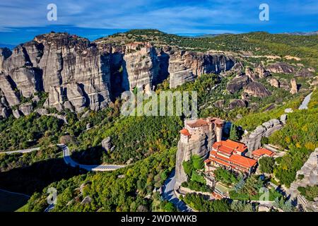 Aus der Vogelperspektive des Klosters Roussanou (St. Barbara), Meteora, Trikala, Thessalien, Griechenland. Stockfoto