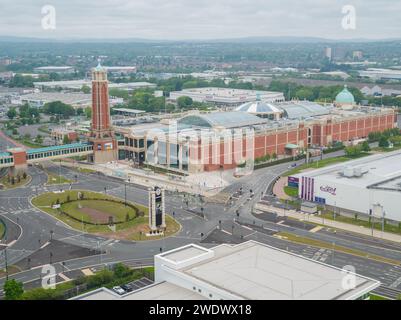 Luftaufnahme des Barton Square und des Verbindungstunnels zum Trafford Centre in TraffordCity, Manchester, Großbritannien Stockfoto