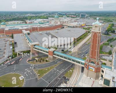 Luftaufnahme des Trafford Centre und der Verbindungsbrücke vom Barton Square einschließlich Parkplatz in TraffordCity, Manchester, Großbritannien Stockfoto