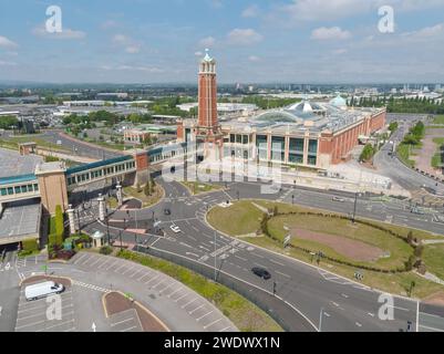 Luftaufnahme des Barton Square und des Verbindungstunnels zum Trafford Centre in TraffordCity, Manchester, Großbritannien Stockfoto