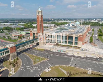 Luftaufnahme des Barton Square und des Verbindungstunnels zum Trafford Centre in TraffordCity, Manchester, Großbritannien Stockfoto