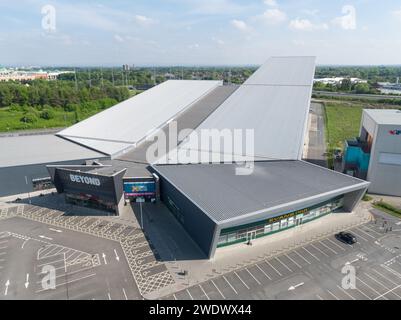 Luftaufnahme von Evans Cycles und der Chill Factore Indoor Ski-/Snowboardpiste in Beyond, TraffordCity / Trafford Centre, Manchester, Großbritannien Stockfoto