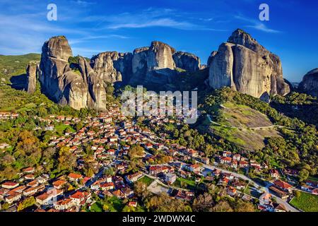 Kastraki Dorf und die Felsen von Meteora. Trikala, Thessalien, Griechenland. Meteora wurde von der UNESCO zum Weltkulturerbe erklärt. Stockfoto