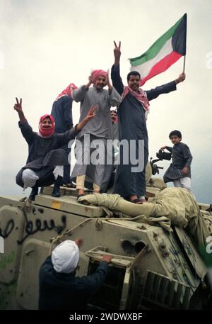 Erster Golfkrieg: 1. März 1991 Kuwait City. Kuwaitis feiert auf einem verlassenen irakischen Panzerträger nach ihrer Befreiung durch Koalitionstruppen. Stockfoto