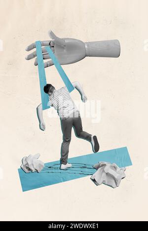 Vertikales kreatives Composite abstrakte Illustrationscollage Foto des jungen Mannes gebunden an Schaufensterpuppe Hand mit Seilen auf beigem Hintergrund Stockfoto