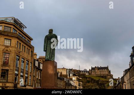 Edinburgh – 5. Dezember 2023: Thomas Chalmers Statue in der George Street gegen das Schloss Edinburgh. Stockfoto