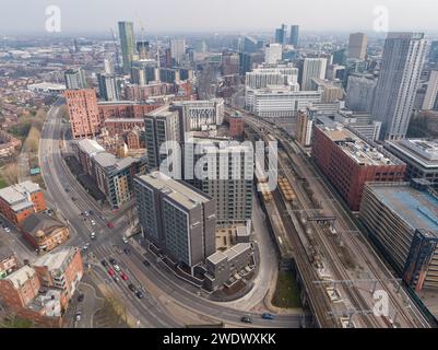 Luftaufnahme der Grenze zwischen Salford und Manchester mit einer durchschneidenden Eisenbahnlinie, Trinity Way und mehreren Büro- und Wohngebäuden Stockfoto