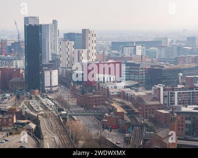Luftbild der Zug- und Straßenbahnlinien, die ins Stadtzentrum von Manchester, Großbritannien führen, einschließlich Deansgate Station, Castlefield Tram Haltestelle, AXIS & First Street Stockfoto