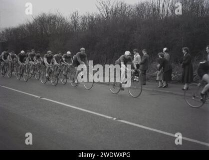 1952, Geschichte, Radsport, Straßenrennen, Teilnehmer auf der Daily Express Tour in Großbritannien, England, Großbritannien, von Zuschauern am Straßenrand beobachtet. Stockfoto