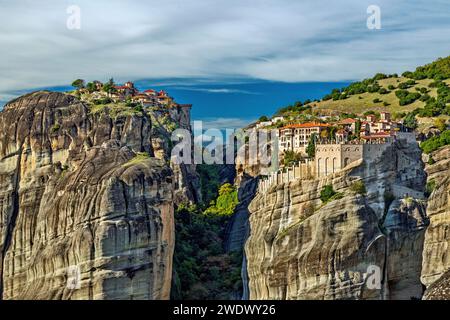 Das Kloster Varlaam (rechts) und der große Meteoron („Megalo Meteoro“ -links), 2 der 6 noch „aktiven Klöster von Metera, Trikala, Thessalien, Griechenland. Stockfoto