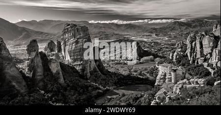 Aus der Vogelperspektive des Klosters Roussanou (St. Barbara), Meteora, Trikala, Thessalien, Griechenland. Stockfoto
