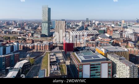 Panoramaaufnahme der First Street im Vordergrund mit ACHSE, Beetham Tower, Manchester Central und dem größeren Stadtzentrum von Manchester, Großbritannien Stockfoto