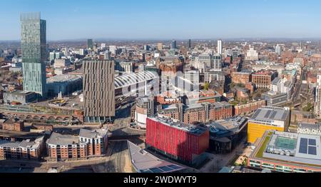 Panoramaaufnahme der First Street, AXIS, Beetham Tower, Manchester Central und des größeren Stadtzentrums von Manchester, Großbritannien Stockfoto