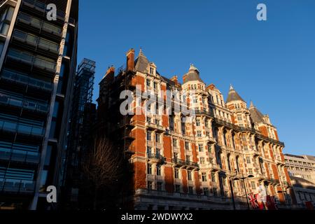 Manderin Park Hotel in der exklusiven Gegend von Knightsbridge am 19. Januar 2024 in London, Großbritannien. Traditionell wohlhabende Teile von West London haben sich zu neuen wohlhabenden Spielplätzen der Superreichen entwickelt, mit Zustrom von Überseegeldern insbesondere aus dem Nahen Osten, Russland und China. Nach aktuellen Untersuchungen einer führenden Immobilienagentur, die sich auf hochwertige Immobilien spezialisiert hat, ist die britische Hauptstadt die Heimat von mehr Menschen mit hohem Nettovermögen und ultrahohem Nettovermögen UHNW als jede andere Stadt der Welt. Stockfoto