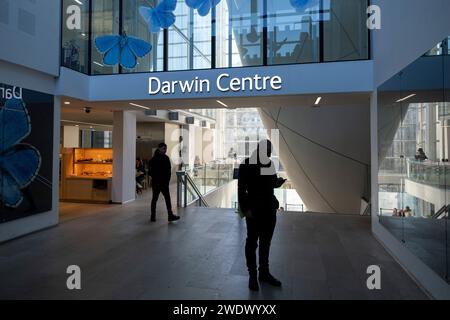 Eintrittsschild zum Darwin Centre im Natural History Museum am 19. Januar 2024 in London, Großbritannien. Das Darwin Centre wurde als neues Zuhause für die Museumssammlung mit mehreren Millionen erhaltenen Exemplaren sowie als neue Arbeitsräume für das wissenschaftliche Personal des Museums und als neue Bildungsangebote für Besucher konzipiert. Das Museum stellt eine große Auswahl an Exemplaren aus verschiedenen Bereichen der Naturgeschichte aus. Das Museum beherbergt lebendige und erdwissenschaftliche Exemplare, die rund 80 Millionen Gegenstände aus fünf Hauptsammlungen umfassen: Botanik, Entomologie, Mineralogie, Paläontologie und Zoologie. Die Mu Stockfoto