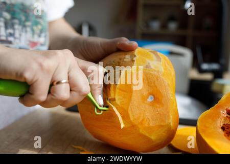 Schneiden Sie Kürbis viele Körner Messerbretthände. Hochwertige Fotos Stockfoto