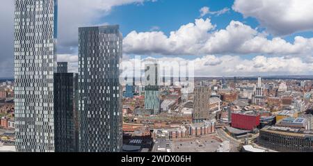 Panoramaaufnahme der Wohnungstürme am Deansgate Square mit Beetham Tower, dem Stadtzentrum von Manchester und den Pennines in der Ferne Stockfoto