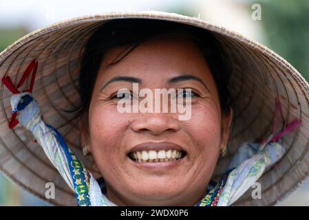 Schöne vietnamesische Frau mit einem traditionellen konischen Hut Stockfoto