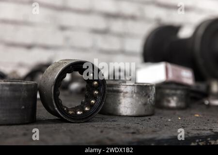 Alte gebrauchte Lager auf einem Schreibtisch in einer Autowerkstatt, Nahaufnahme Foto Stockfoto