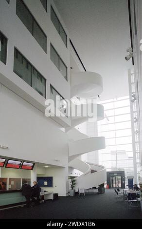 Eine offene Wendeltreppe im Atrium des Glamorgan College, Adam Street Cardiff, wurde im Juli 2008 zur University of South Wales Cardiff umbenannt Stockfoto